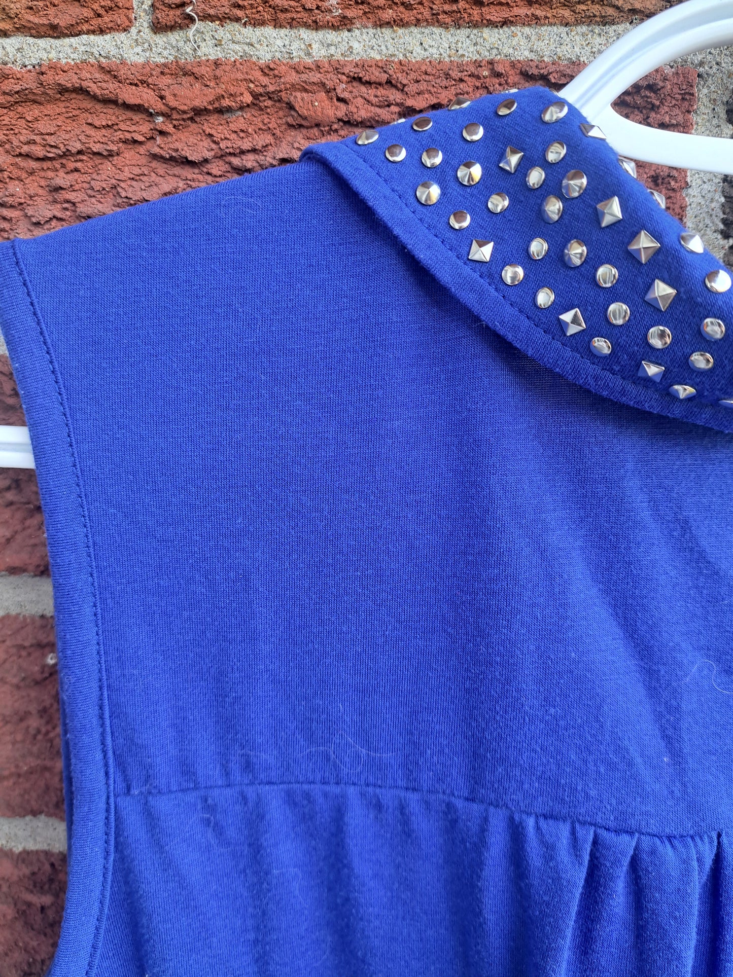 Chandail bleu sans manches avec noeud