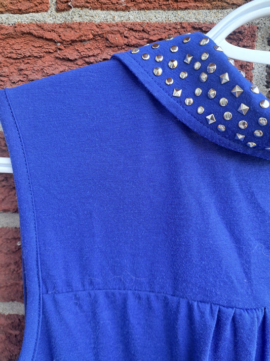 Chandail bleu sans manches avec noeud