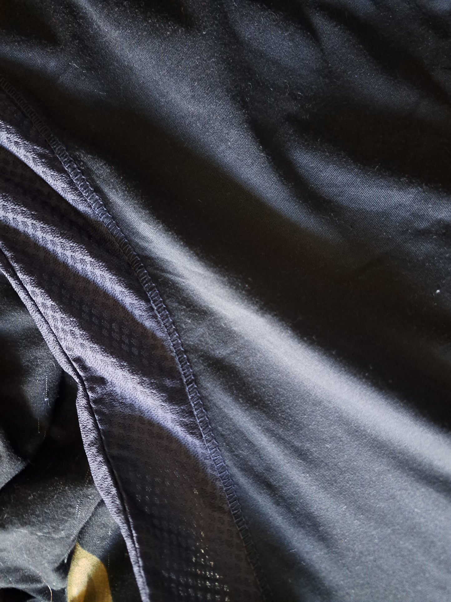 Chandail de sport gris foncé à manches courtes