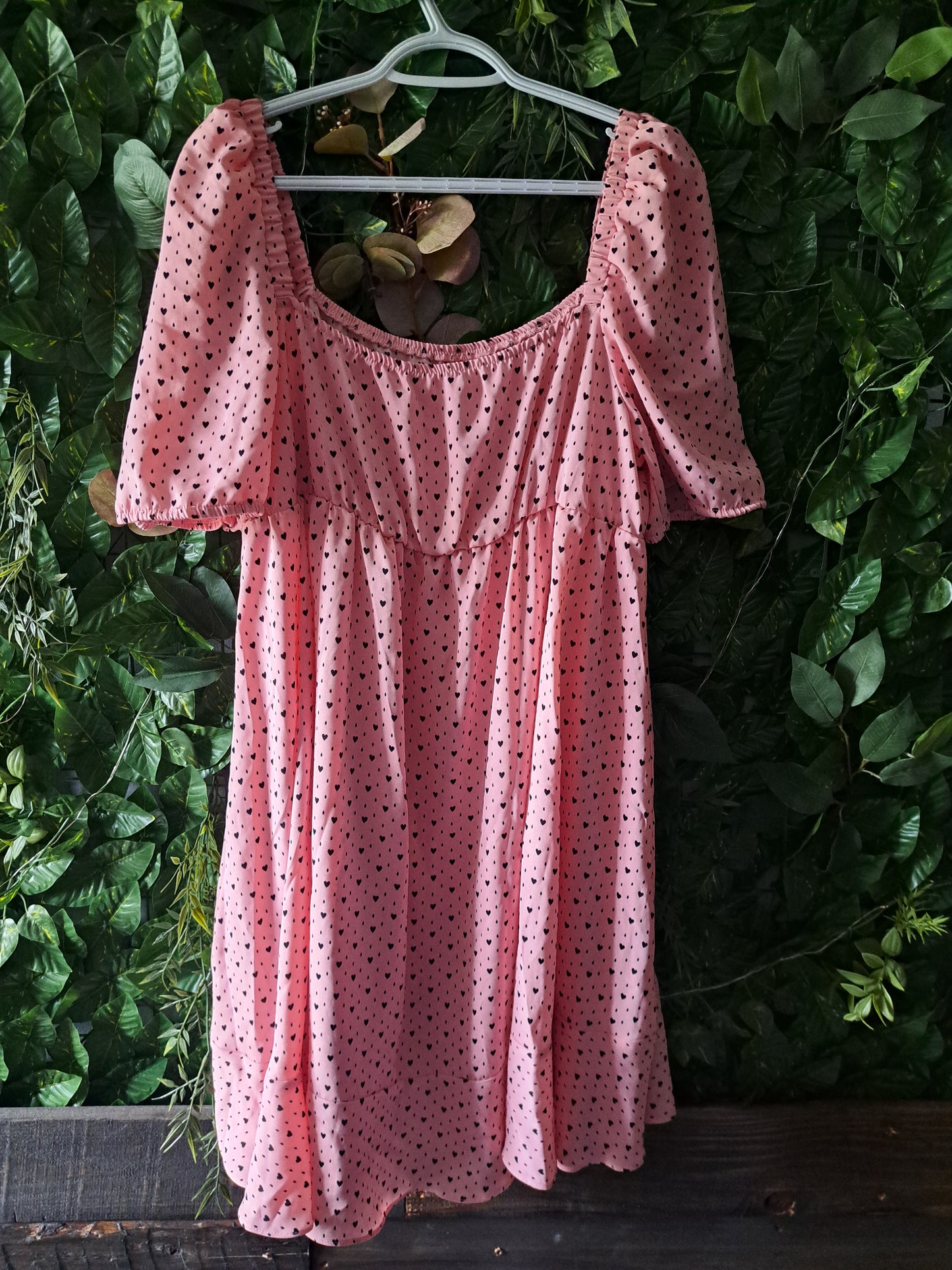 Robe à pois/coeurs rose et noire avec manches bouffantes