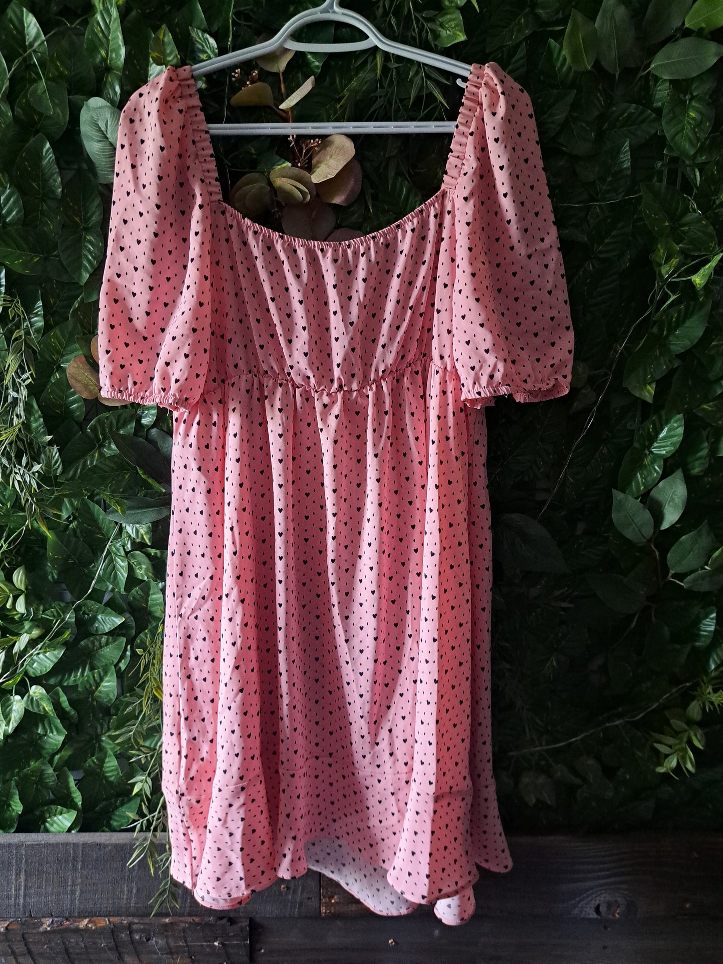 Robe à pois/coeurs rose et noire avec manches bouffantes