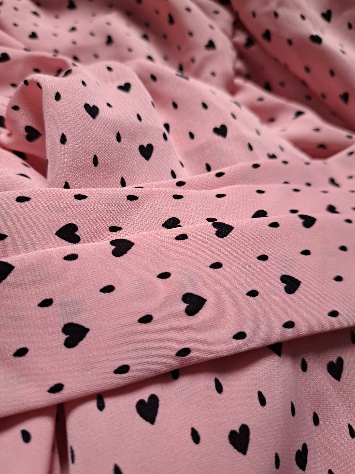 Robe à pois/coeurs rose et noire avec manches bouffantes