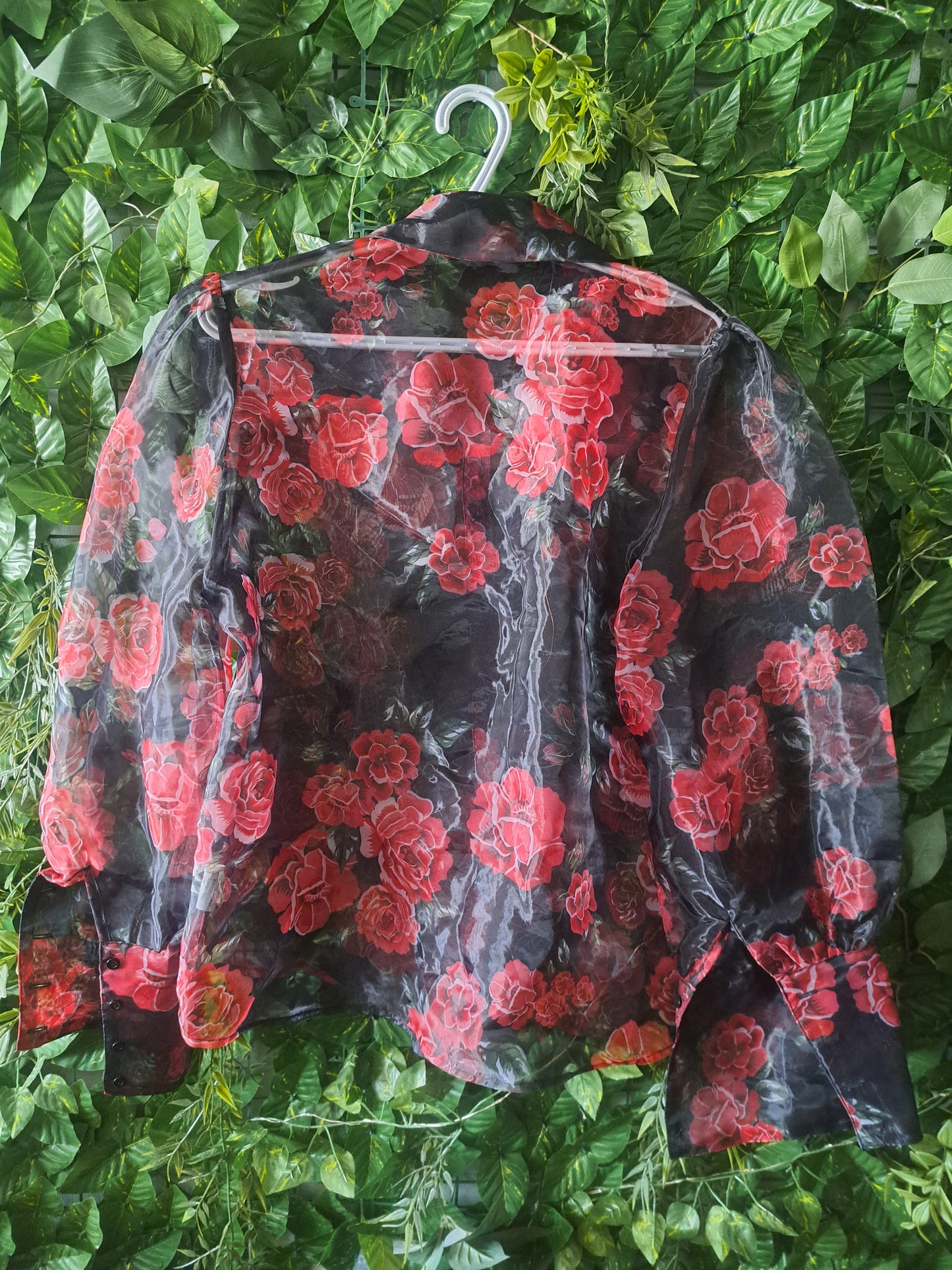Chemise transparente noire avec roses