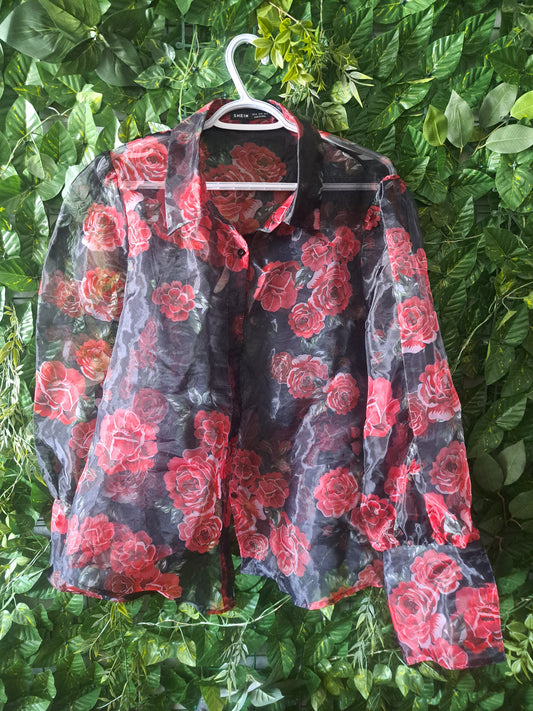 Chemise transparente noire avec roses