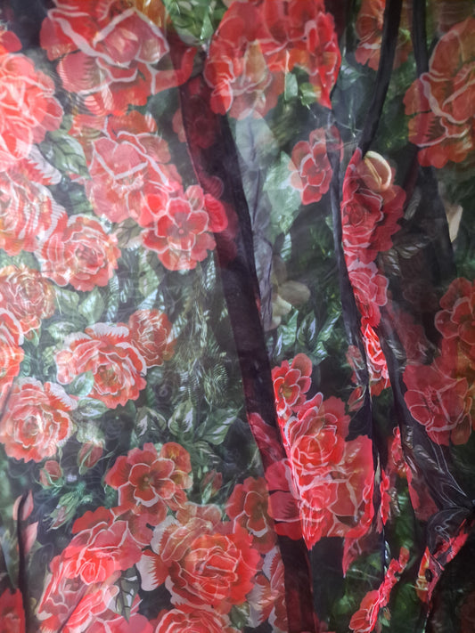 Chemise transparente noire avec roses