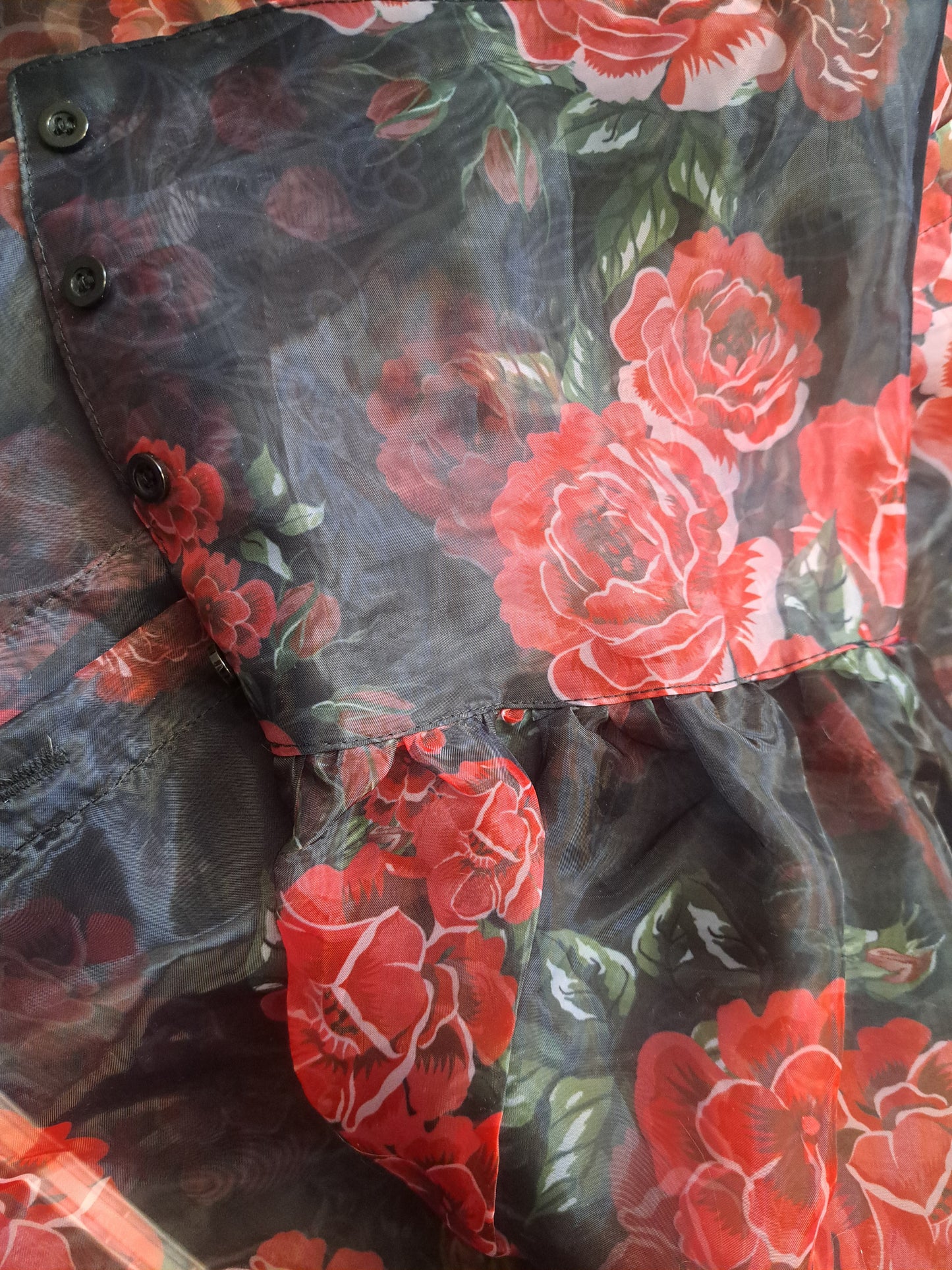 Chemise transparente noire avec roses