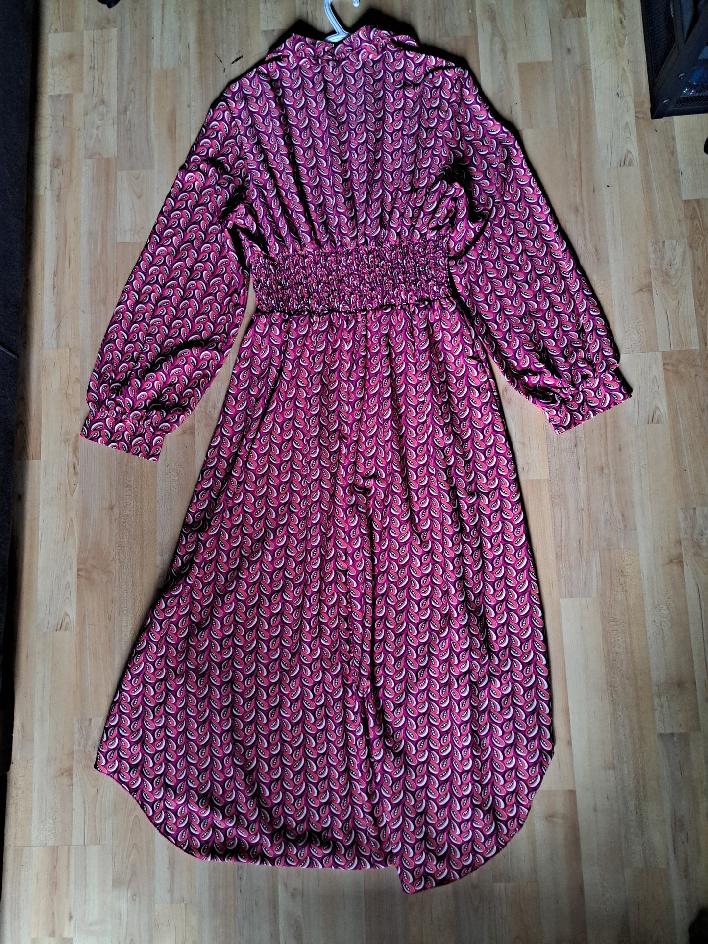 Robe longue rose avec motifs de feuilles, cintrée