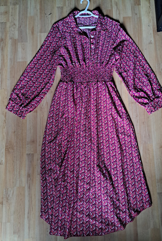 Robe longue rose avec motifs de feuilles, cintrée