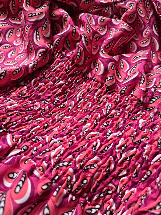 Robe longue rose avec motifs de feuilles, cintrée