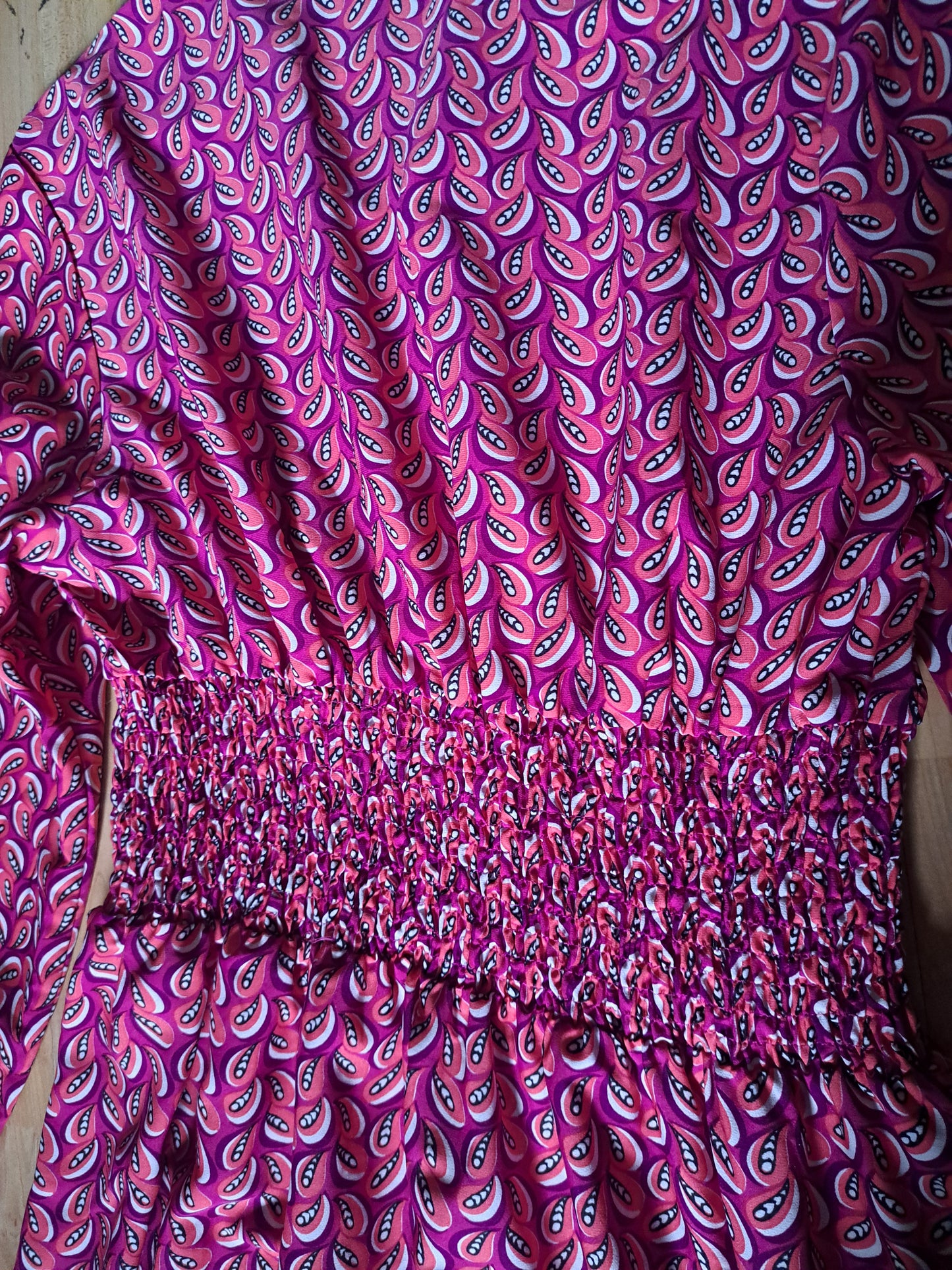 Robe longue rose avec motifs de feuilles, cintrée