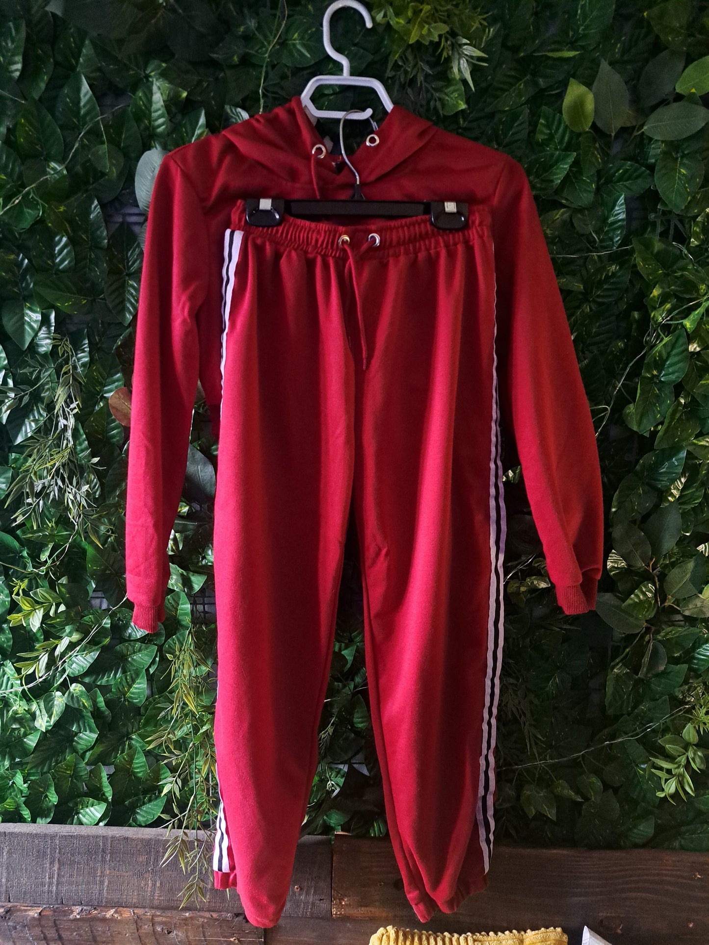 Ensemble 2 pièces hoodie et pantalon rouges avec lignes blanches
