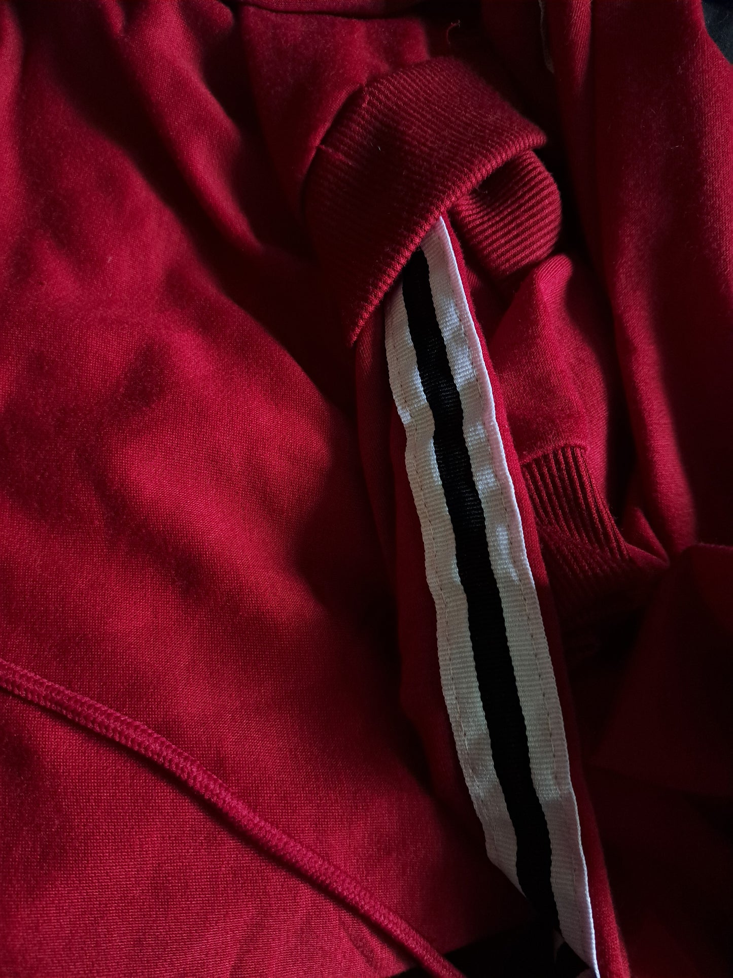 Ensemble 2 pièces hoodie et pantalon rouges avec lignes blanches
