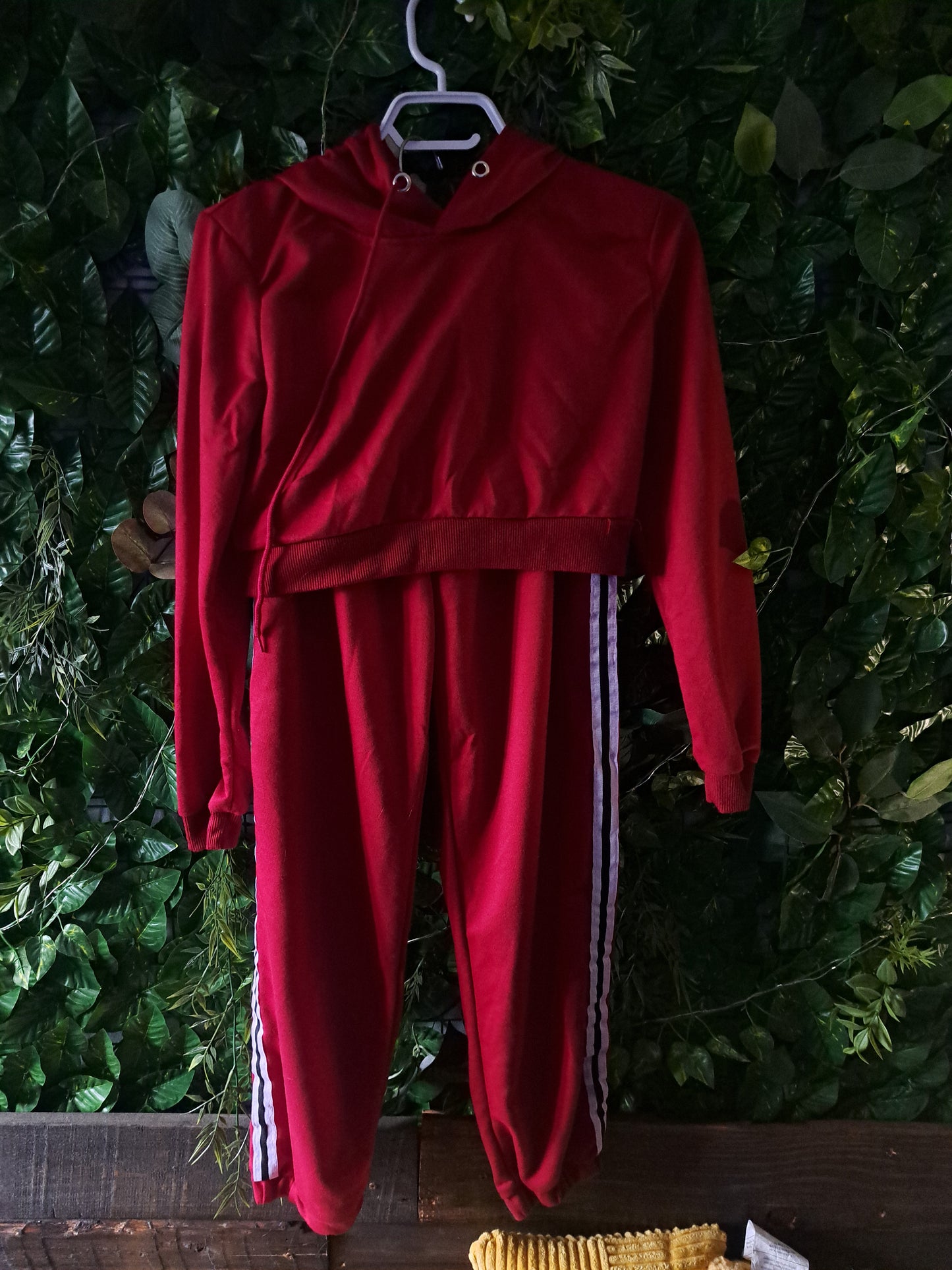 Ensemble 2 pièces hoodie et pantalon rouges avec lignes blanches