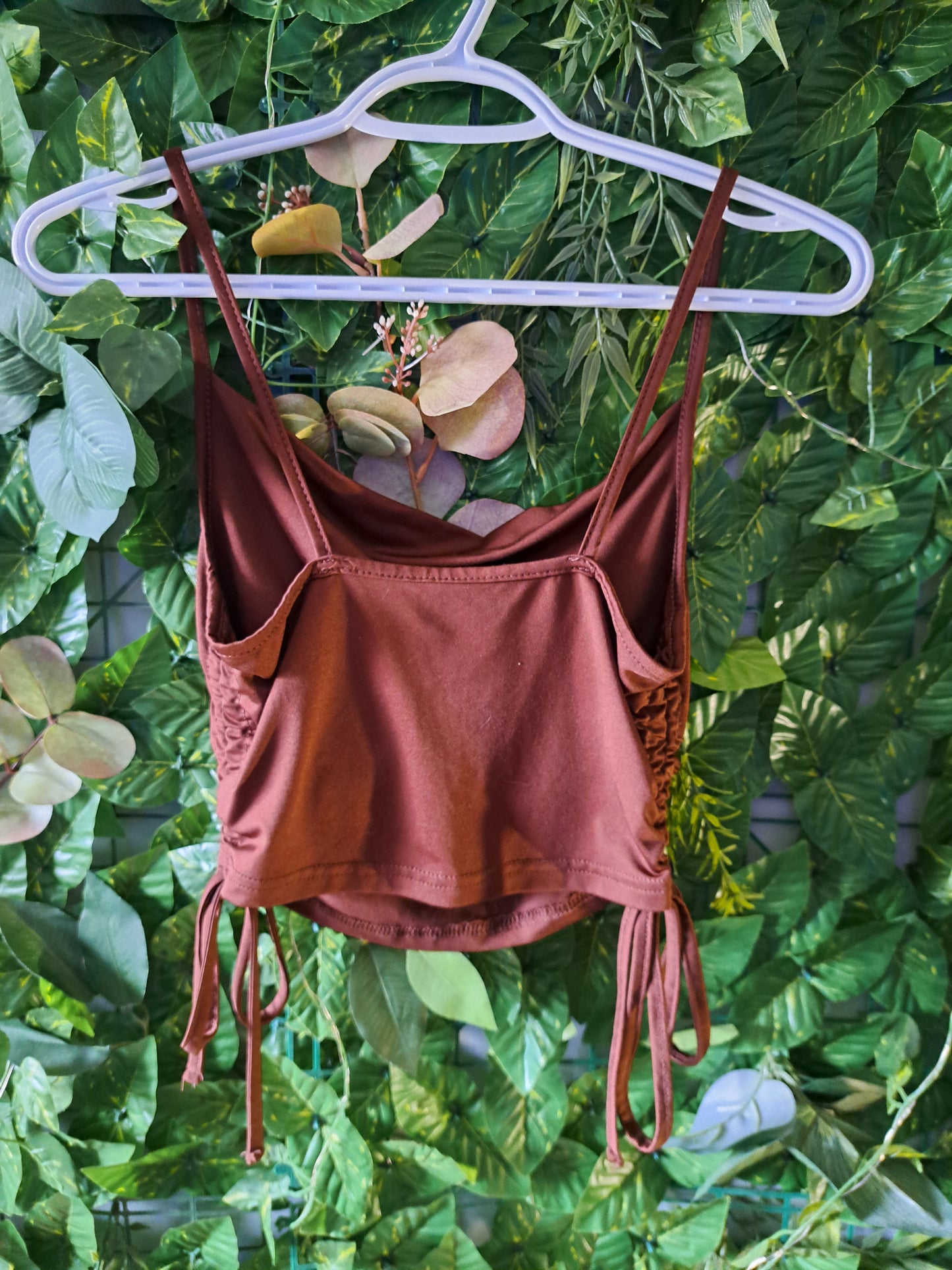 Camisole brune courte serrée sur les côtés