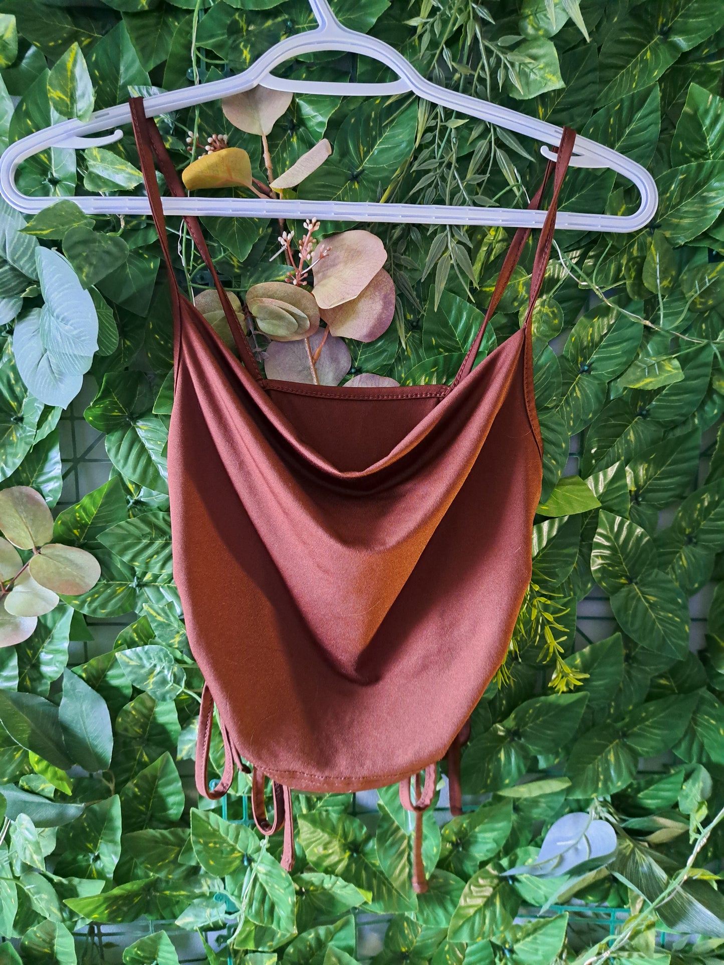 Camisole brune courte serrée sur les côtés