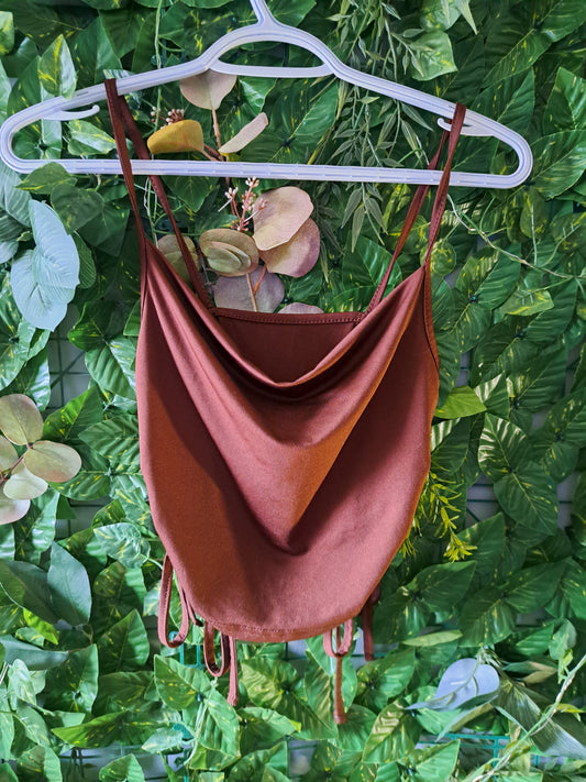 Camisole brune courte serrée sur les côtés
