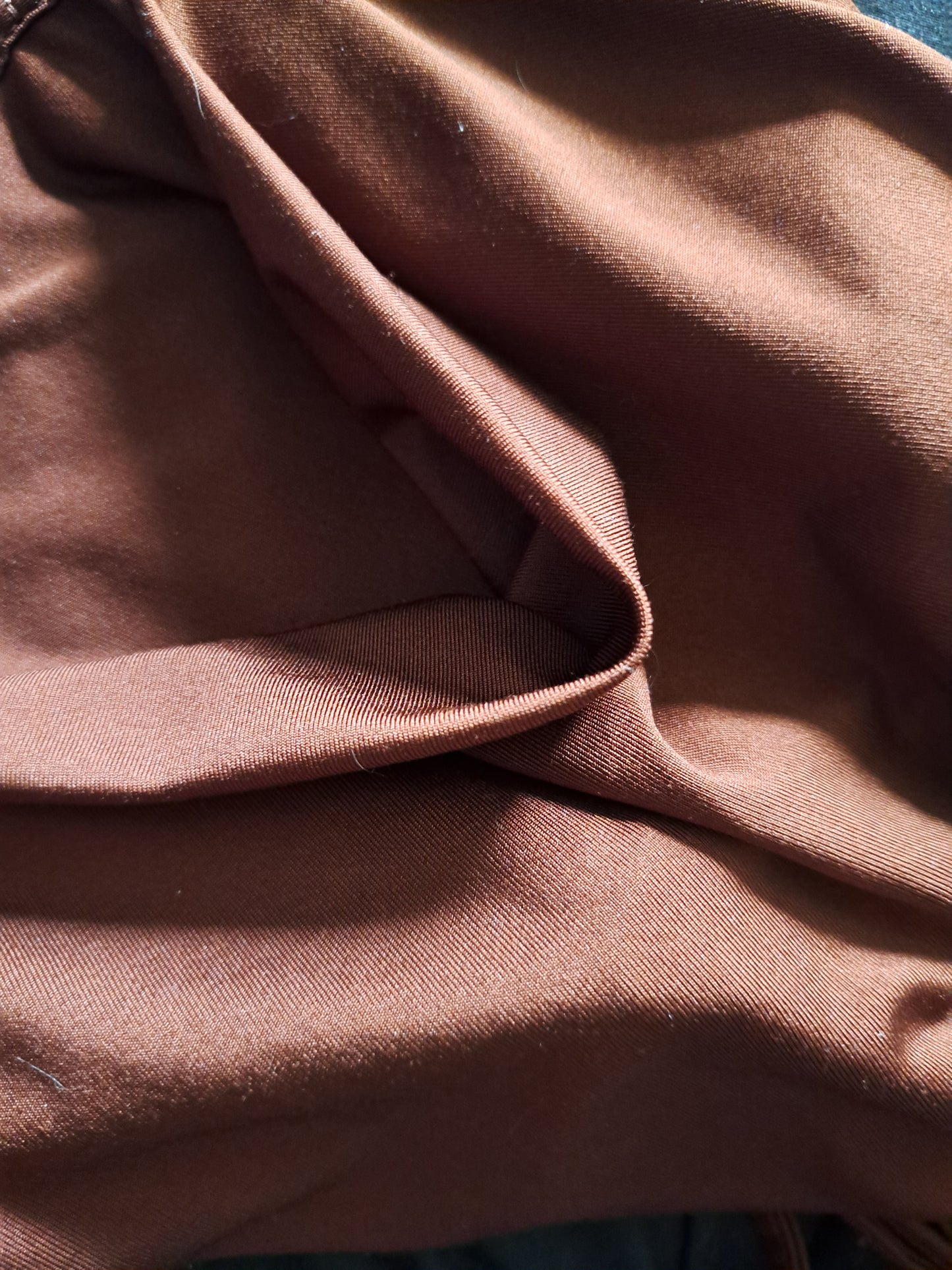 Camisole brune courte serrée sur les côtés