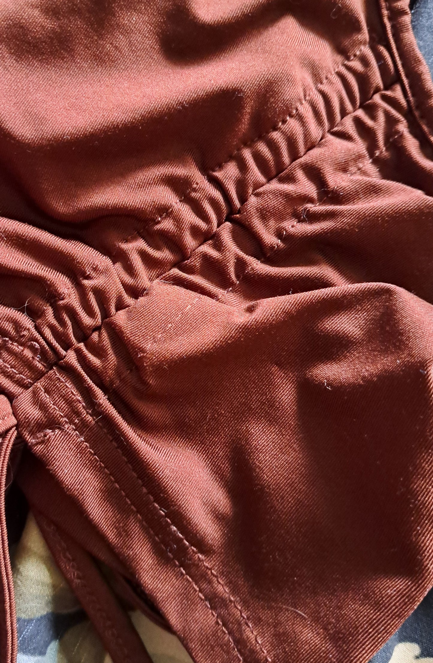 Camisole brune courte serrée sur les côtés