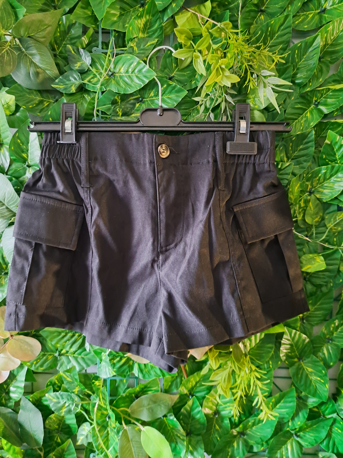 Short noir court et serré à la taille