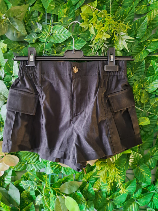 Short noir court et serré à la taille