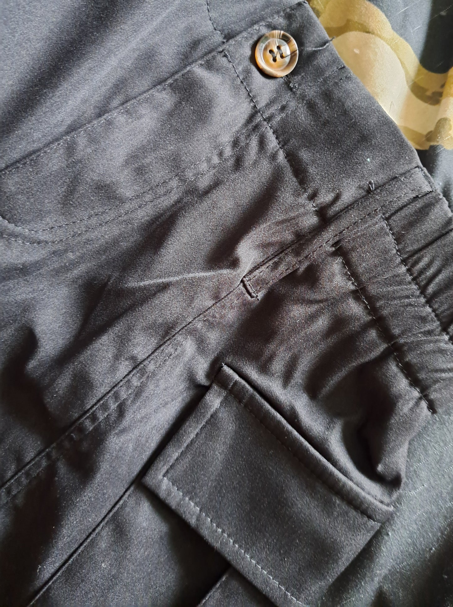 Short noir court et serré à la taille
