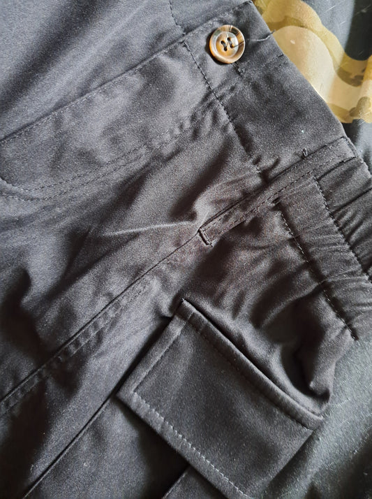 Short noir court et serré à la taille