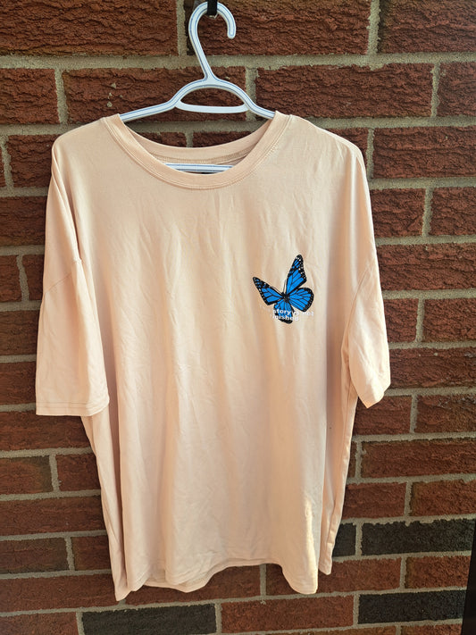 T-shirt beige avec papillon bleu