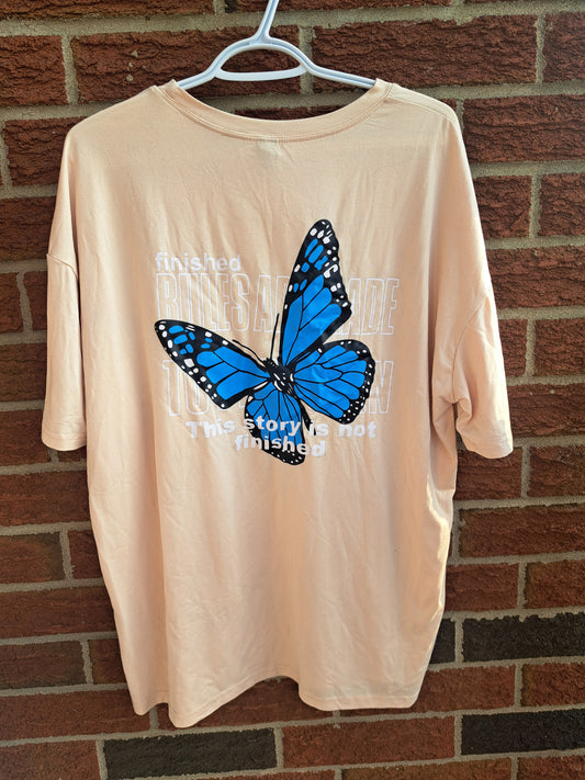 T-shirt beige avec papillon bleu