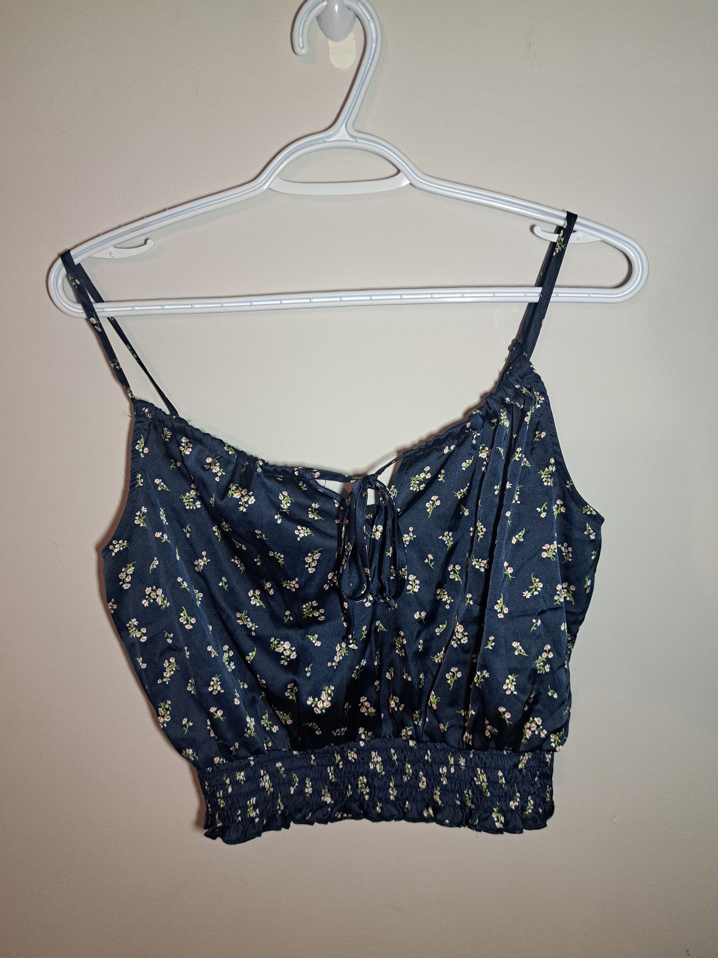 Camisole bleu marine fleuri style satin