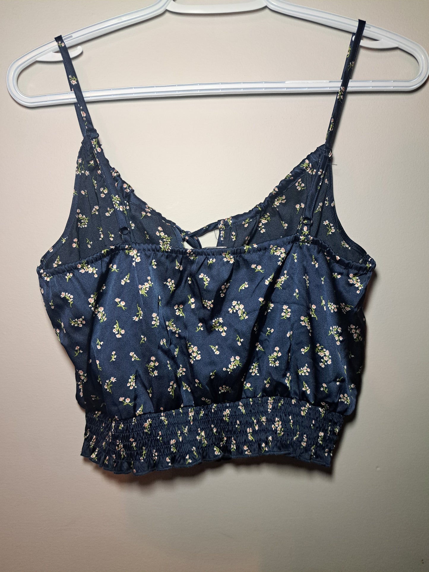 Camisole bleu marine fleuri style satin
