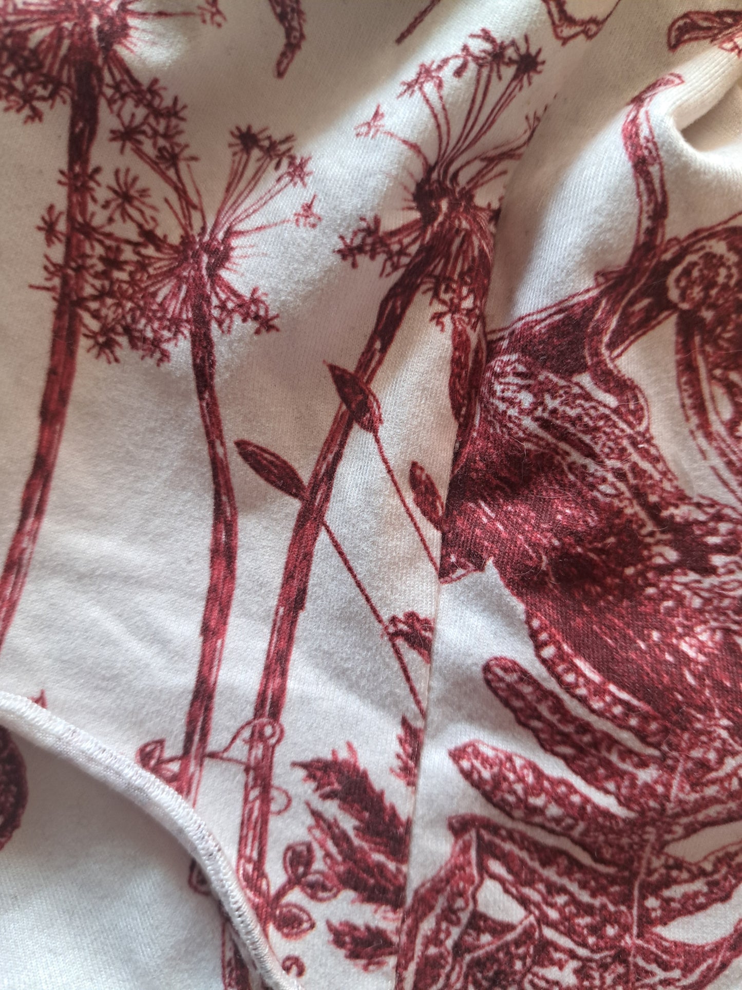 Camisole style corset blanche avec motifs rouges