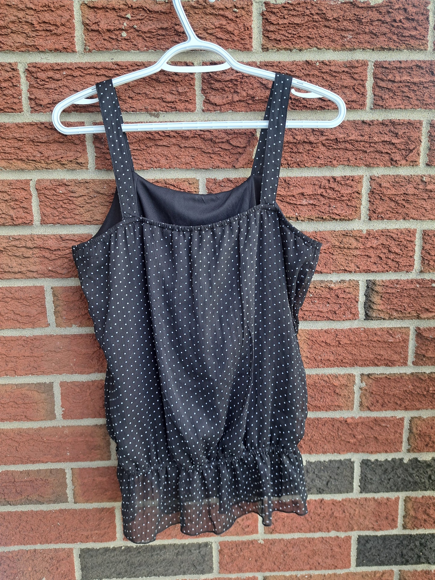 Camisole noire à pois avec volants