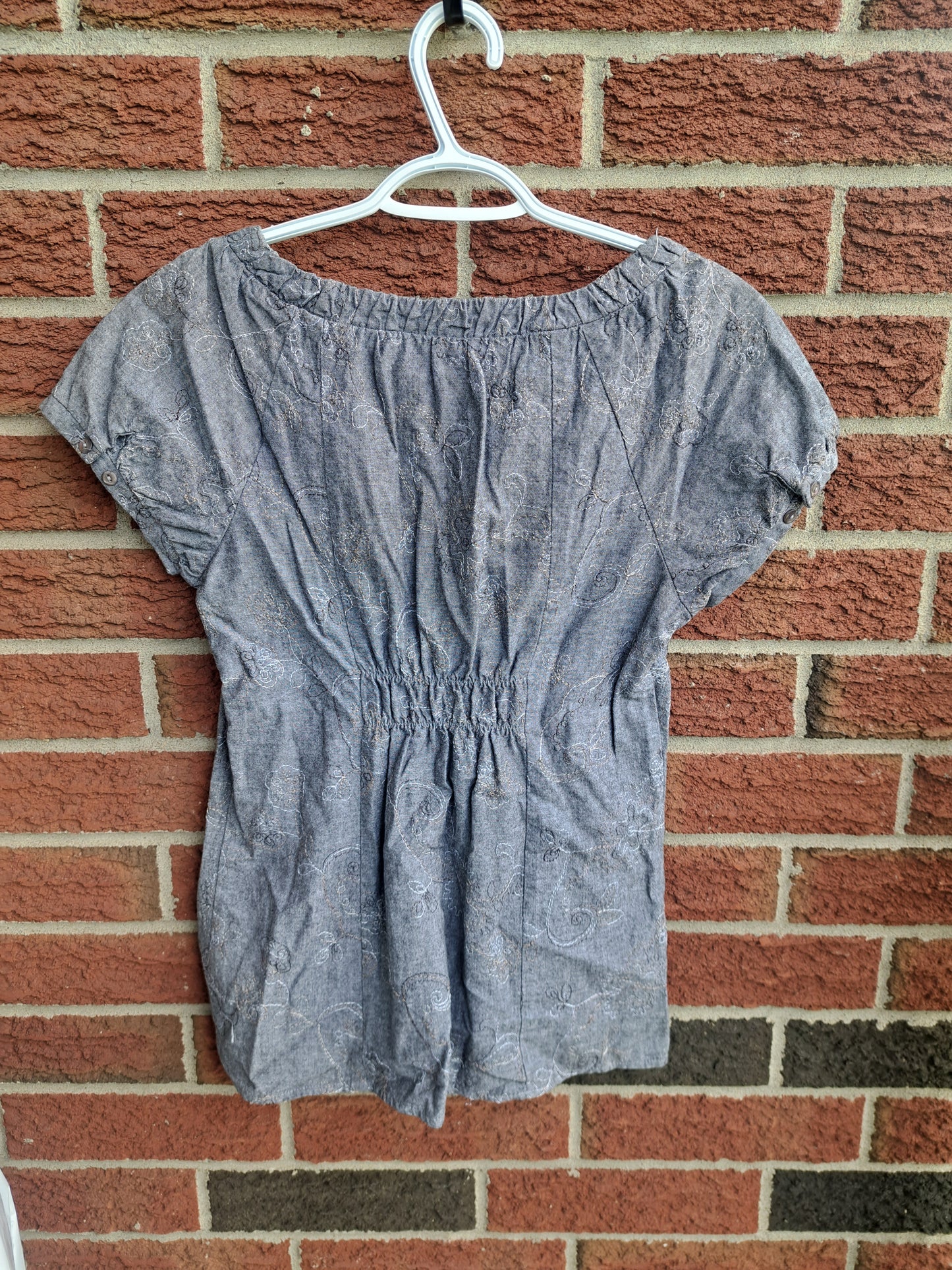 Chandail gris manches courtes bouffantes avec broderies