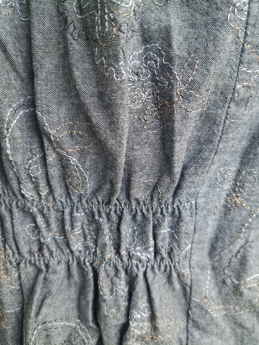 Chandail gris manches courtes bouffantes avec broderies