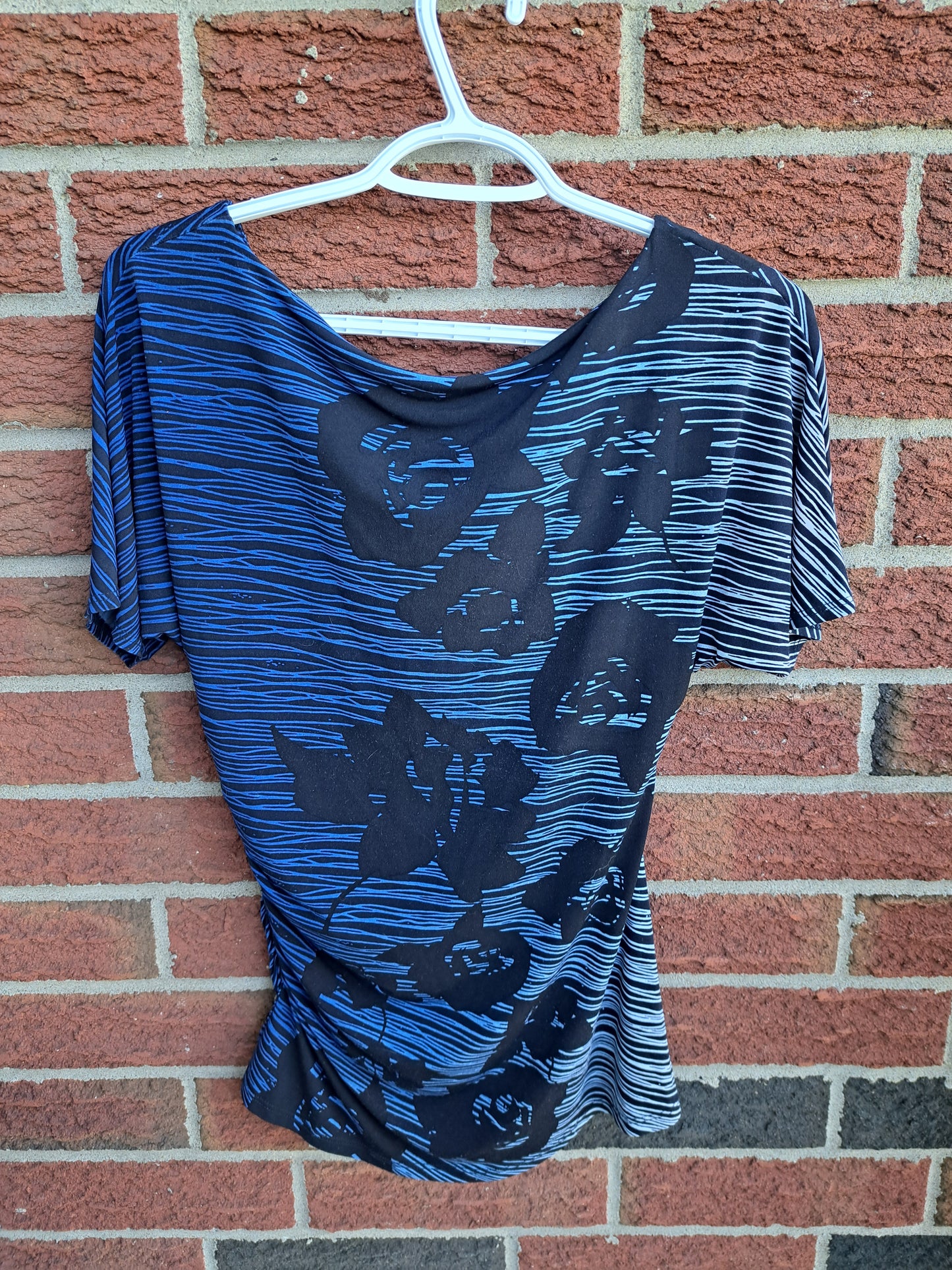 Chandail bleu et noir avec fleurs