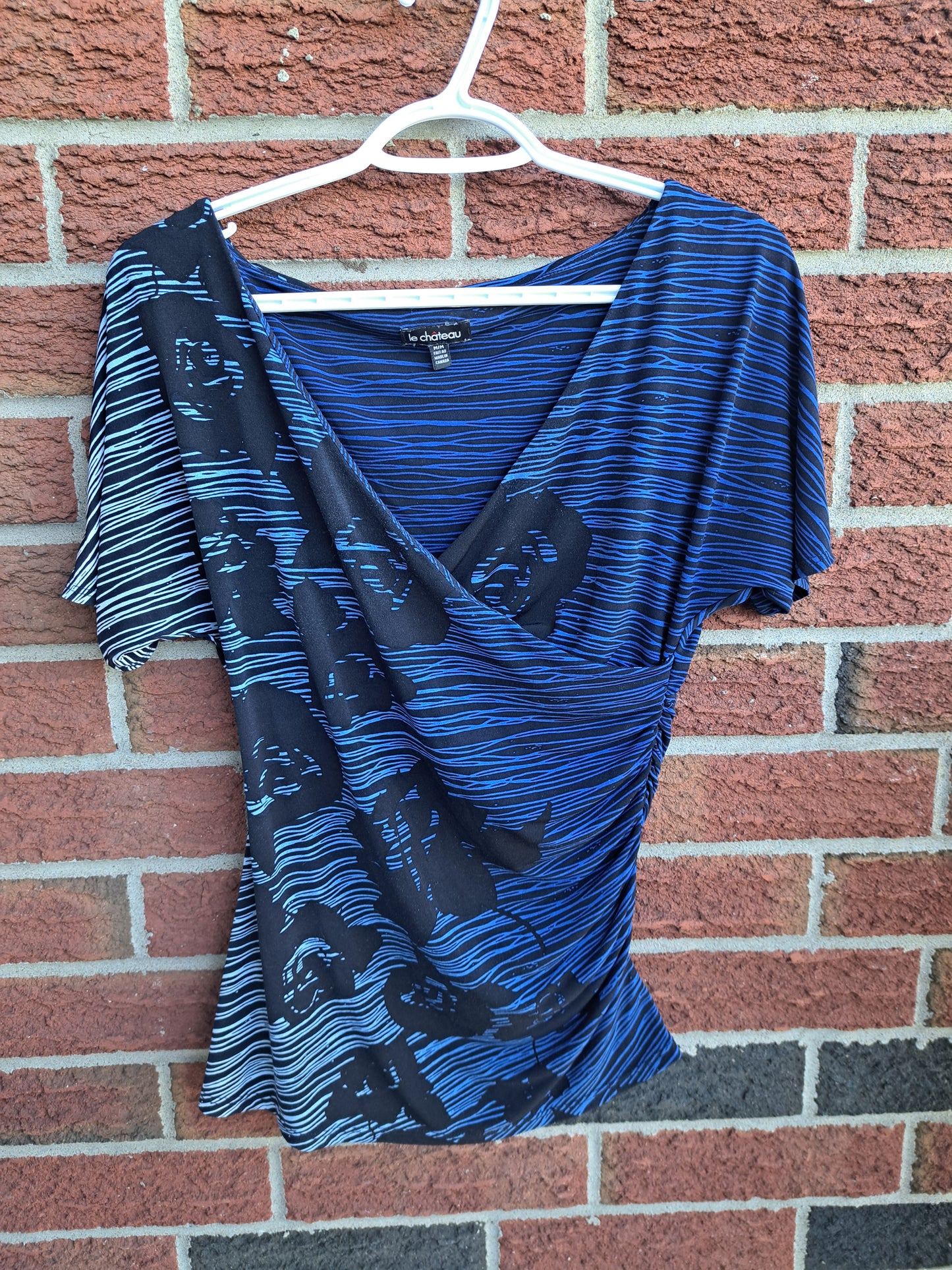 Chandail bleu et noir avec fleurs