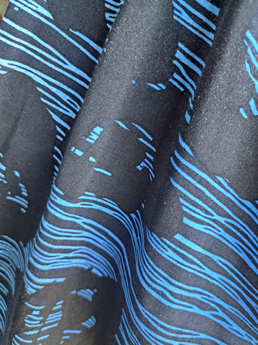 Chandail bleu et noir avec fleurs