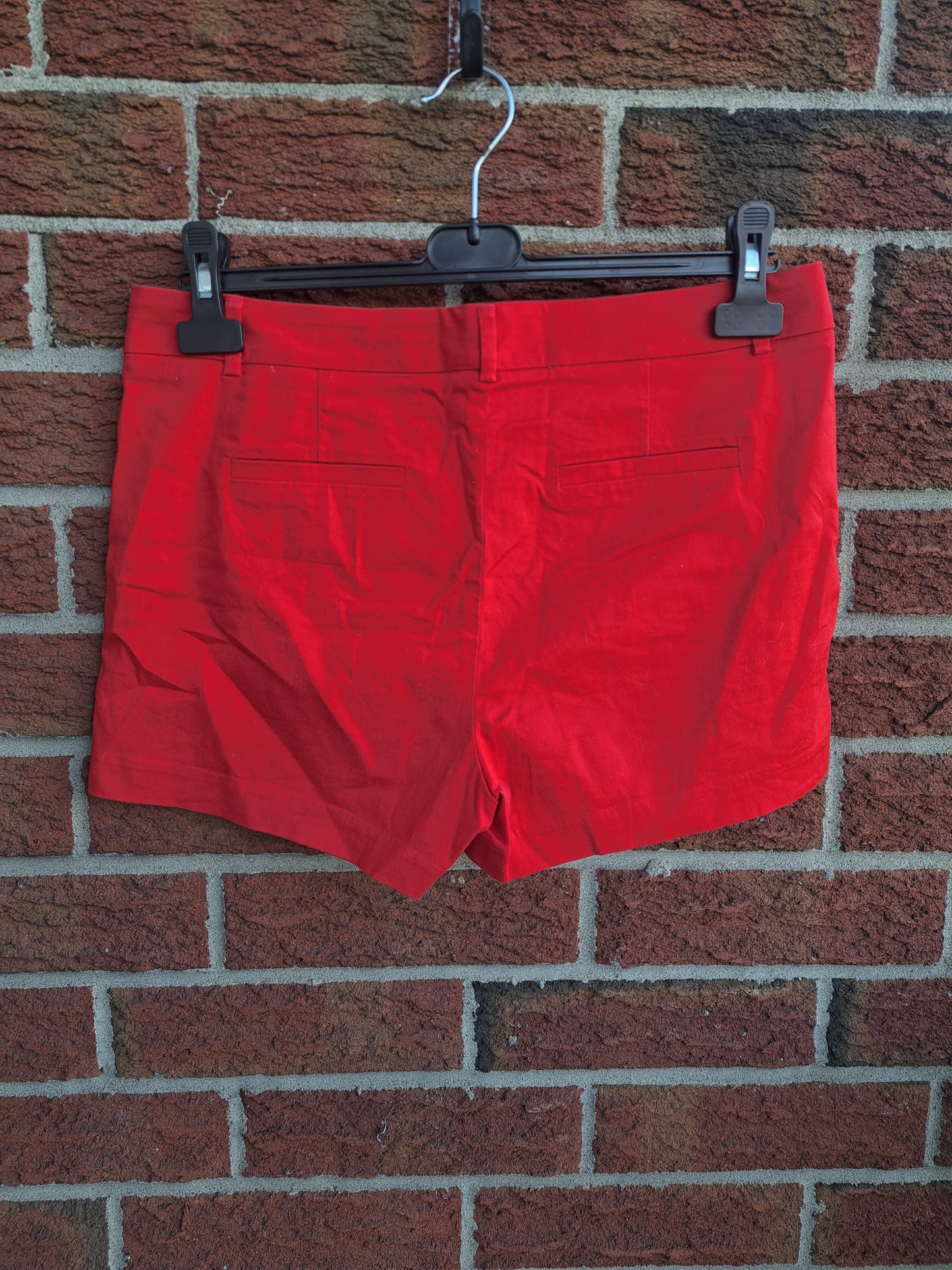 Short rouge serré