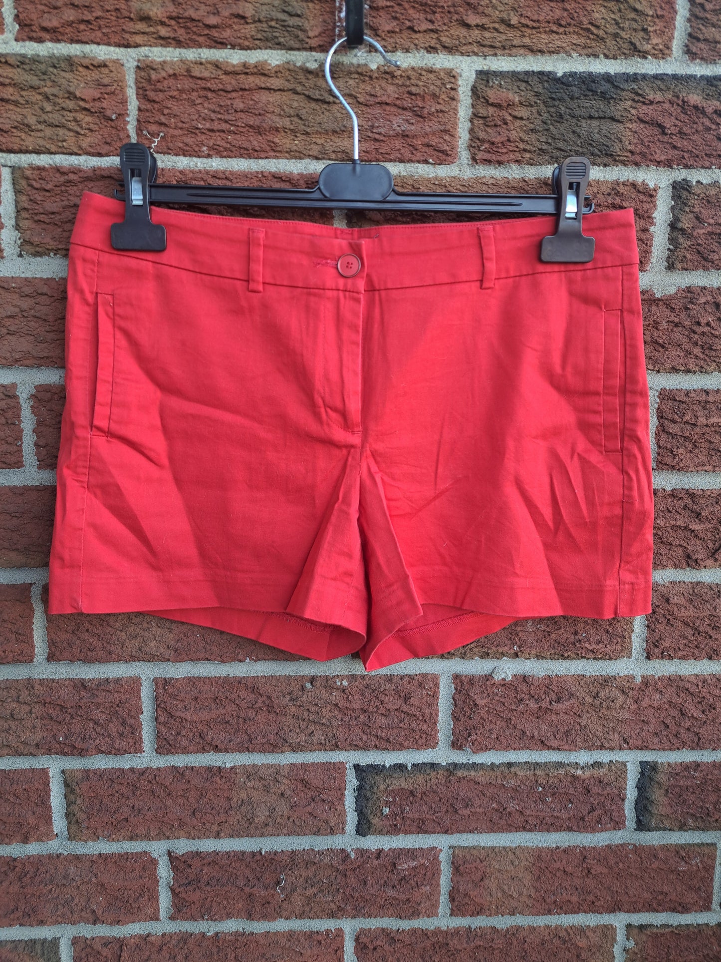 Short rouge serré
