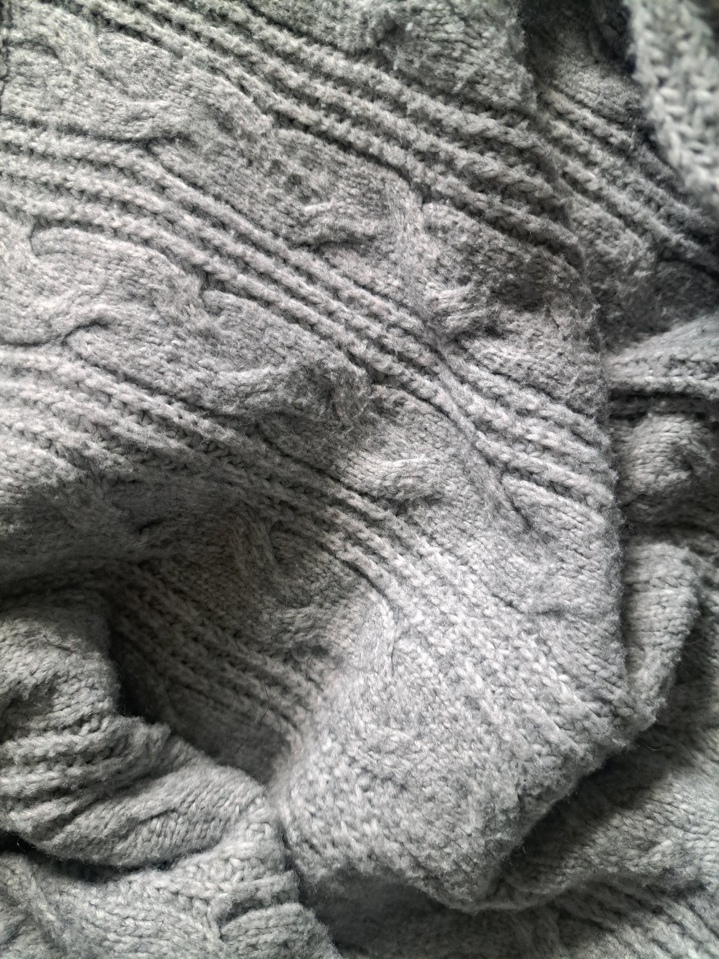 Chandail de laine gris pâle à manches longues