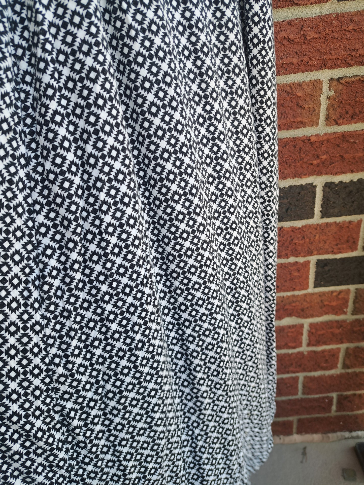 Robe longue ample sans manches noire et blanche
