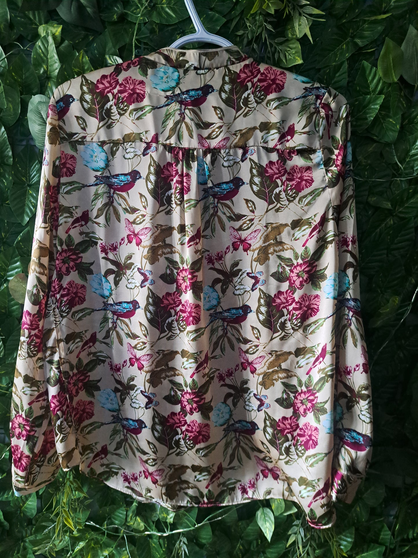 Chemise dorée avec motifs fleuris et oiseaux