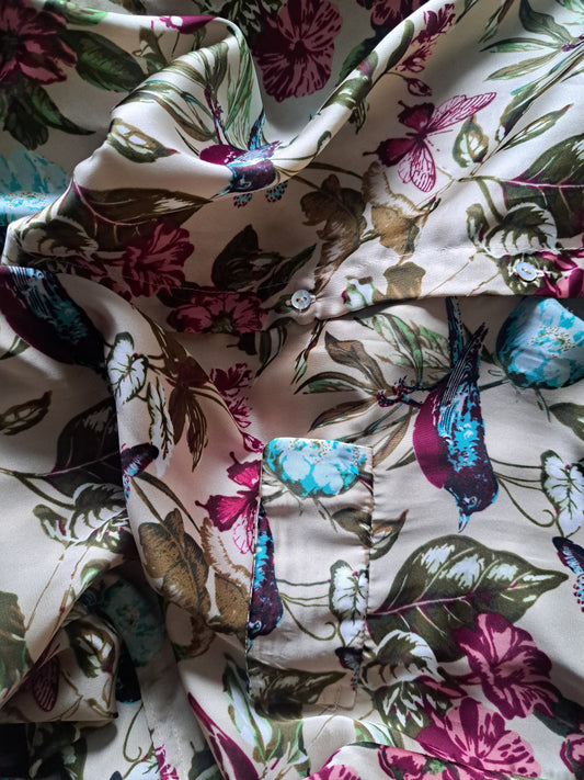 Chemise dorée avec motifs fleuris et oiseaux