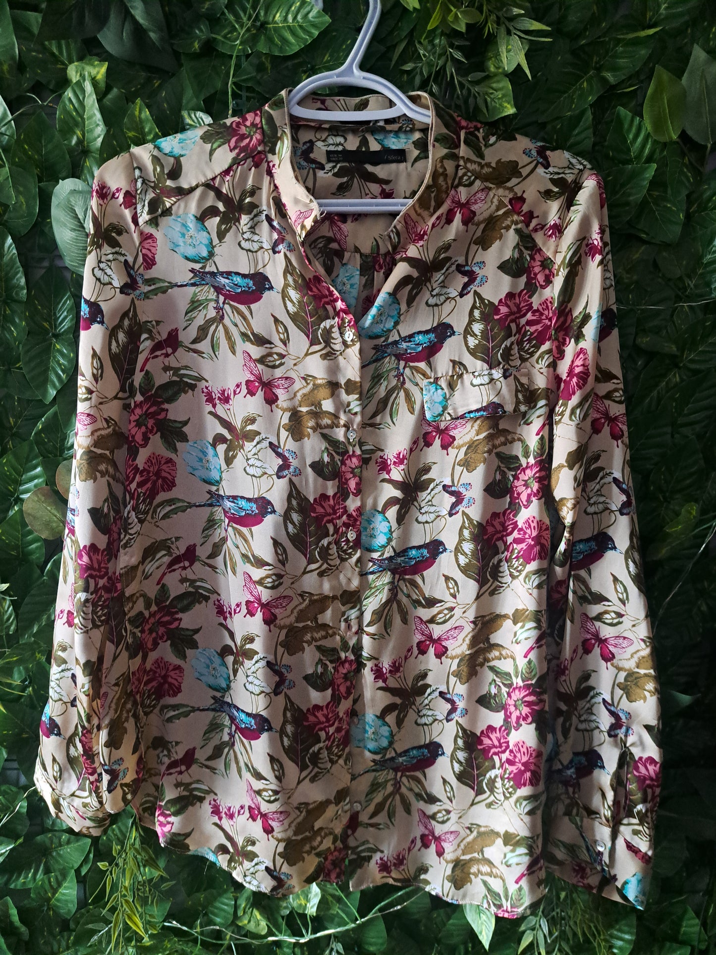 Chemise dorée avec motifs fleuris et oiseaux