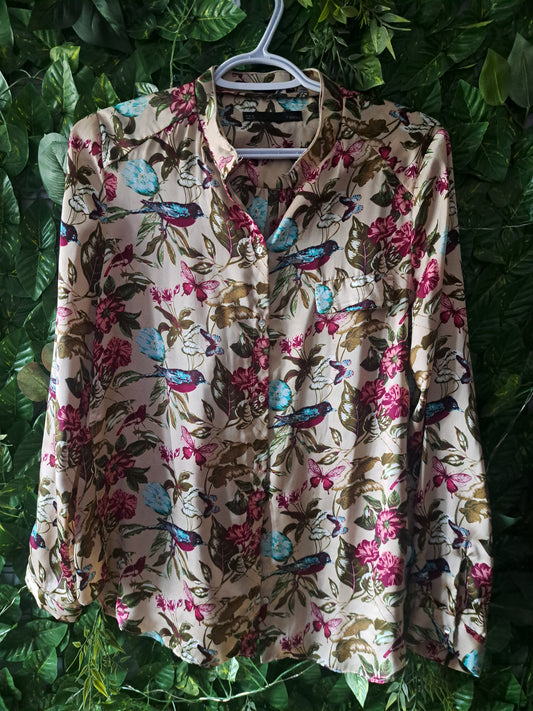 Chemise dorée avec motifs fleuris et oiseaux