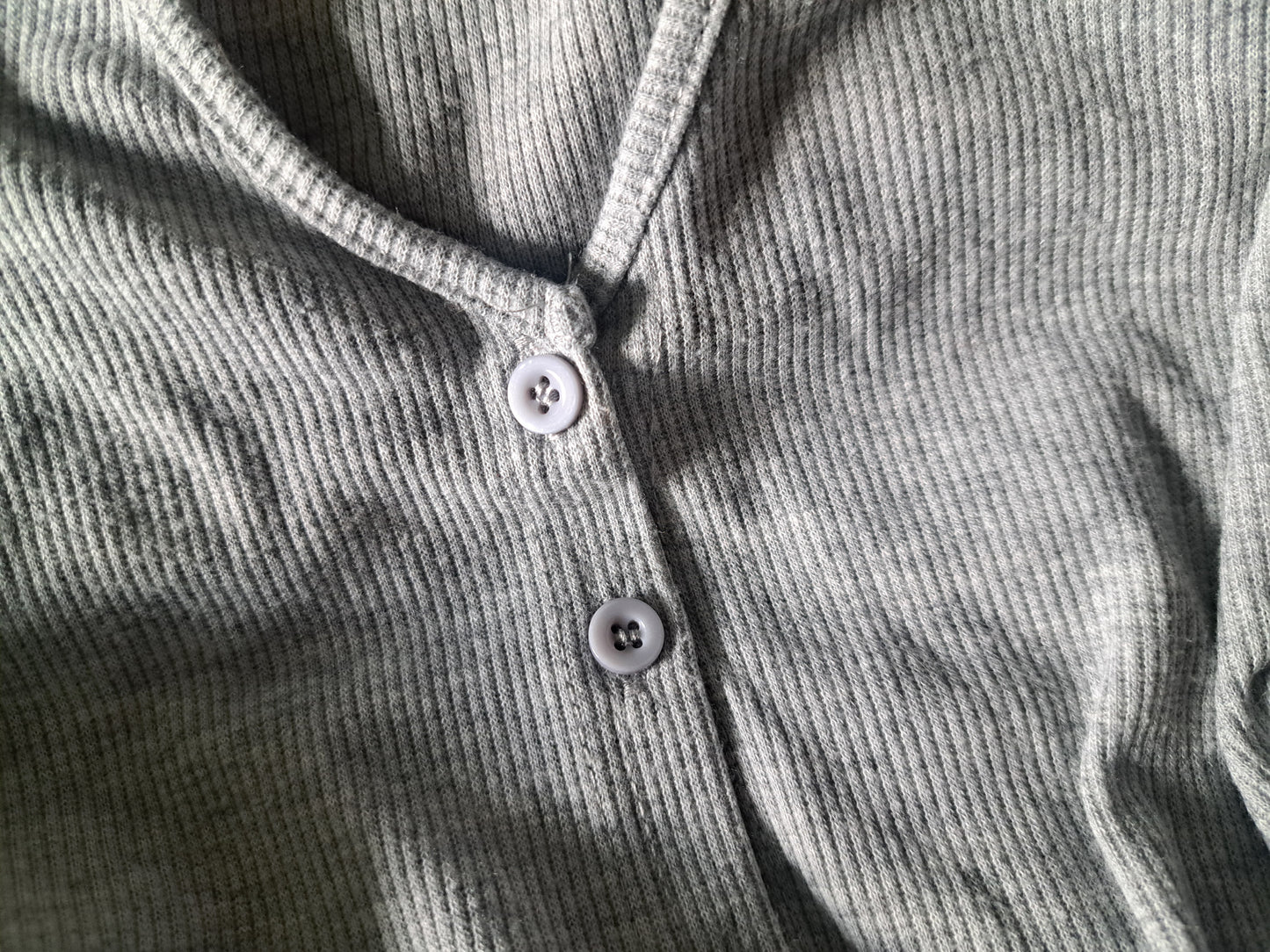 Camisole courte avec boutons gris