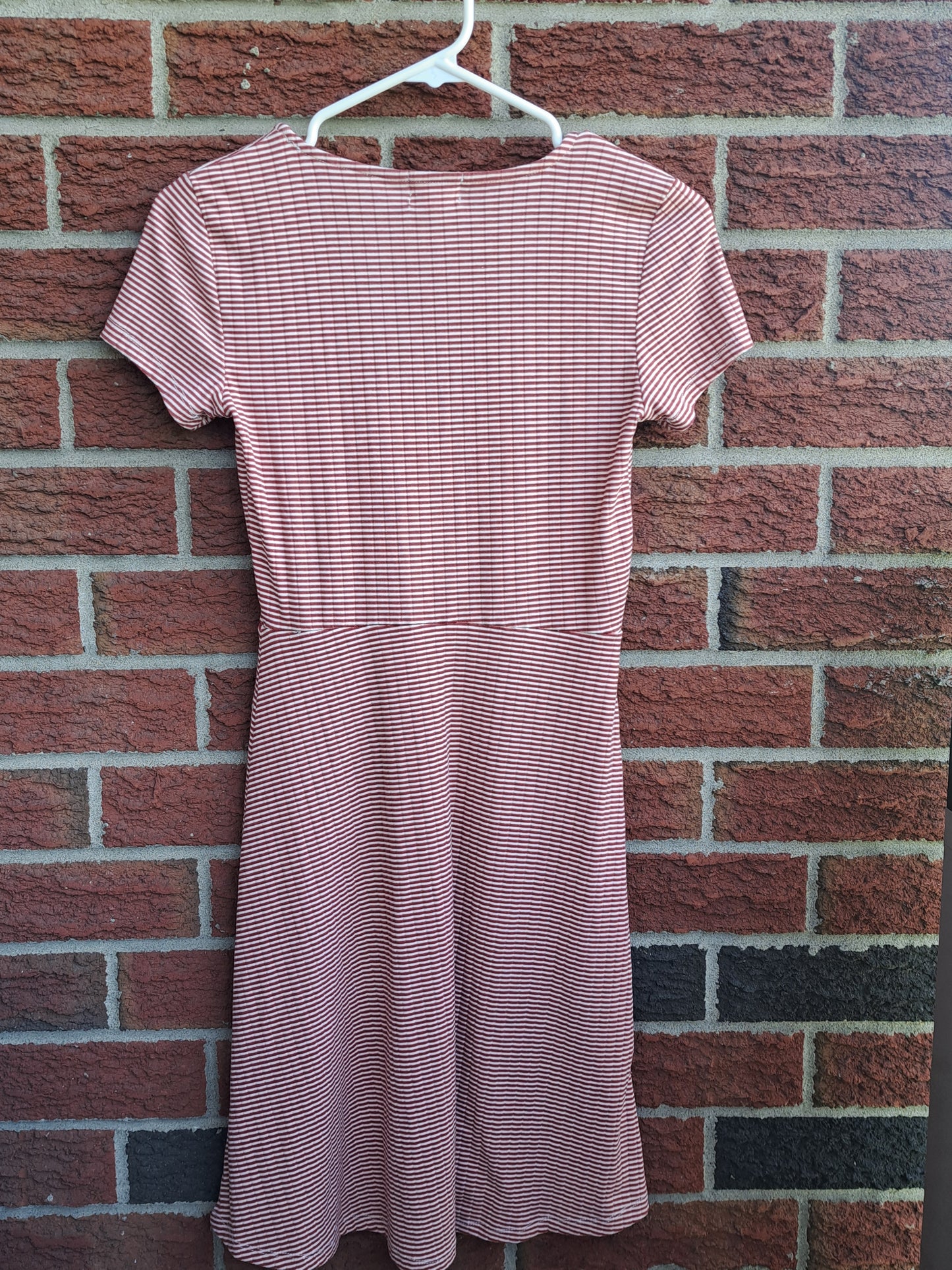 Robe à manches courtes rayé blanche et rouge
