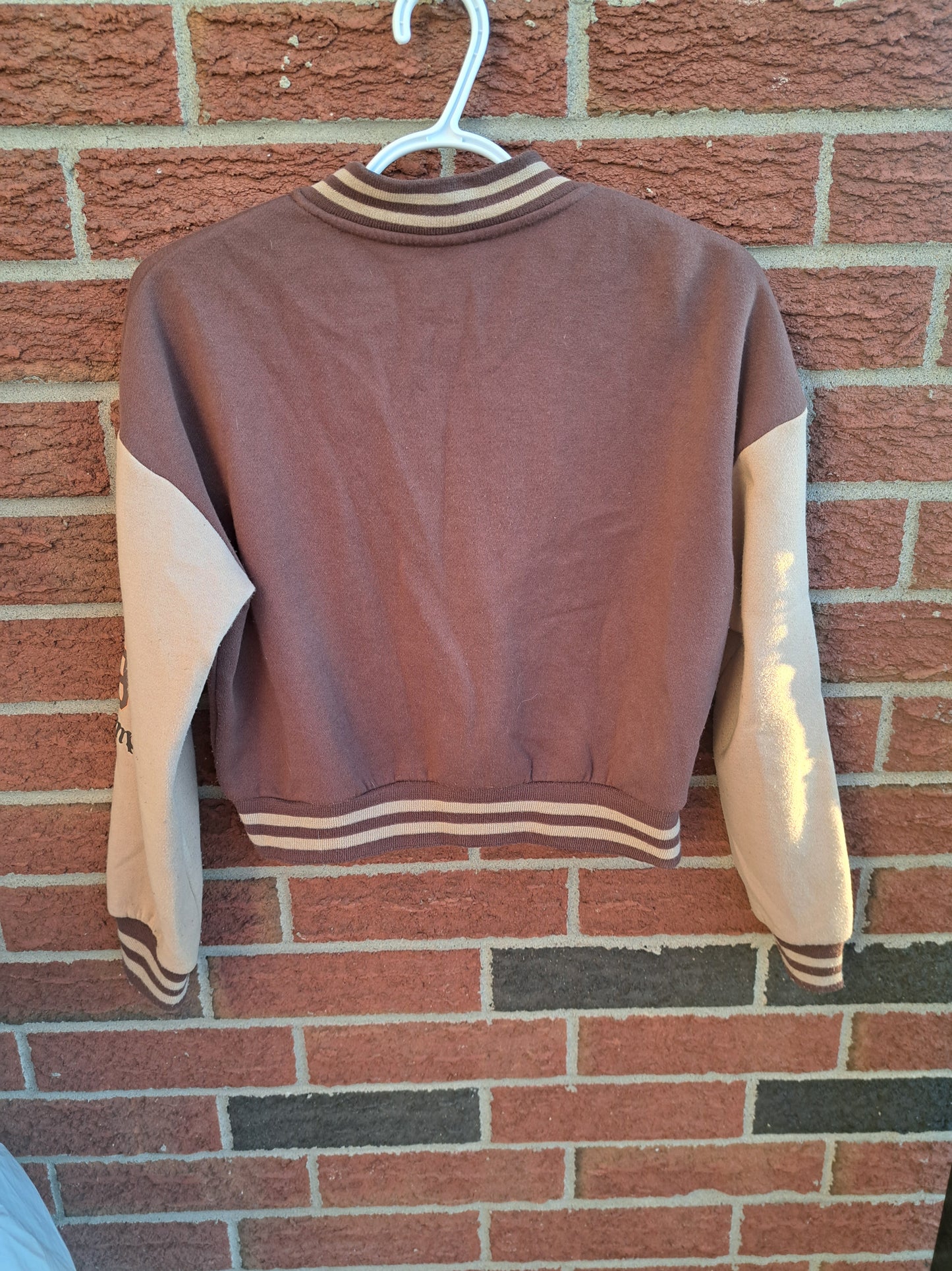 Veste courte à manches longues brune et blanche vintage