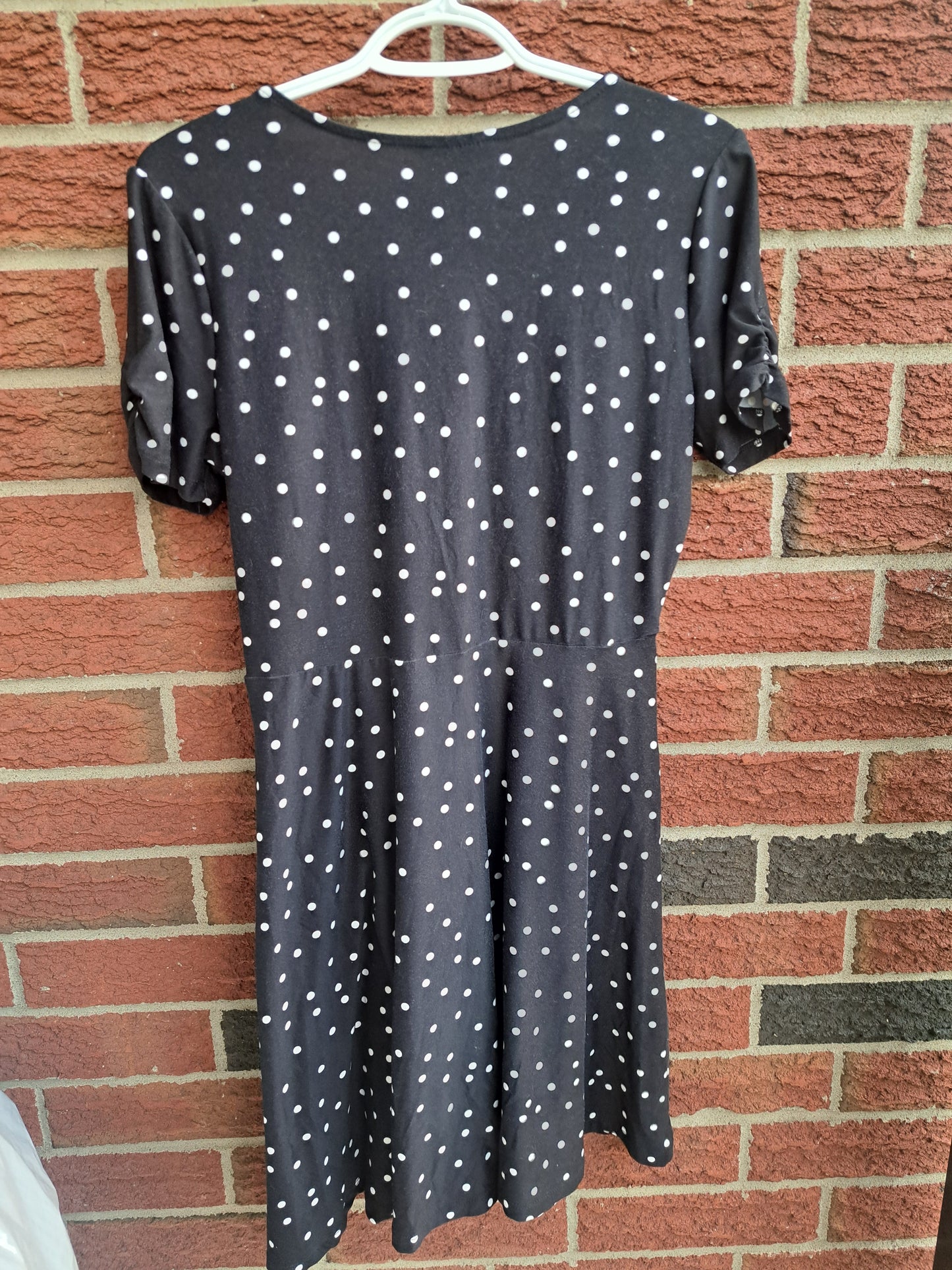 Robe noire à pois blancs manches courtes