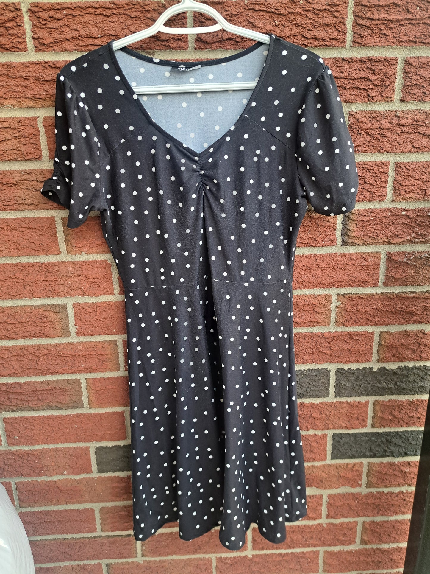 Robe noire à pois blancs manches courtes